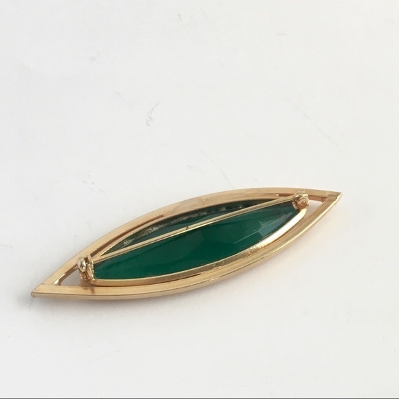 Vintage Marquis Cut Brooch Emerald Green Stone Gold Tone Diamond Shape - Picture 6 of 9